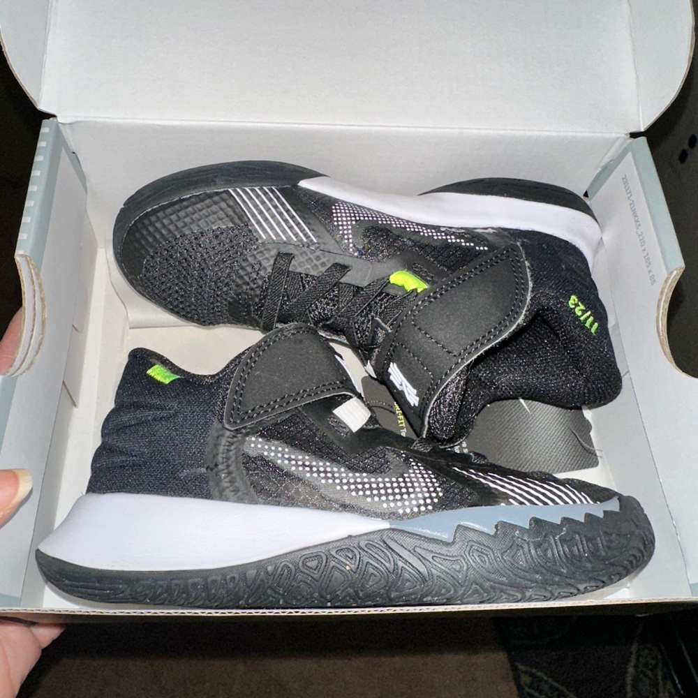 Kyrie Flytrap Sneakers